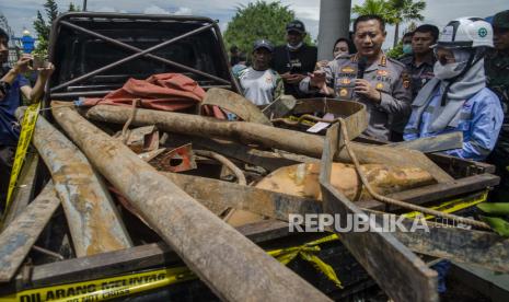 Kapolresta Bandung Kombes Pol Kusworo Wibowo (kedua kanan) memberikan keterangan saat rilis kasus pencurian dengan pemberatan pada proyek Kereta Cepat Jakarta Bandung (KCJB) di Kantor Sinohydro Power KCIC, Tegalluar, Kabupaten Bandung, Jawa Barat, Sabtu (6/5/2023). 