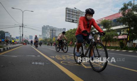 Sejumlah warga mengendarai sepeda saat gelaran Car Free Day (CFD) Bekasi di area Jalan Ahmad Yani, Kota Bekasi, Jawa Barat, Ahad (12/7). CFD tersebut digelar dengan menerapkan protokol kesehatan  seperti pengecekan suhu tubuh, penyemprotan pembersih tangan, penyemprotan disinfektan dan bagi anak dibawah umur lima tahun dilarang masuk ke area CFD. Namun aktivitas jarak fisik masih sulit diterapkan pada gelaran tersebut akibat pergerakan warga yang masif. Hore, Warga Bekasi Bisa Nikmati CFD Lagi Mulai Ahad