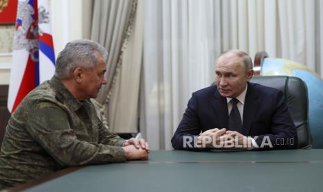  Presiden Rusia Vladimir Putin, kanan, berbicara dengan Menteri Pertahanan Rusia Sergei Shoigu di markas besar Rusia. 