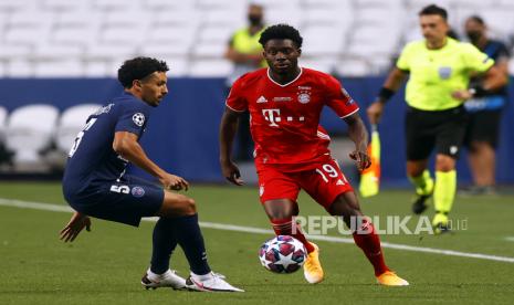 Pemain Bayern Muenchen Alphonso Davies (kanan) saat ini sedang mengalami peradangan pada otot jantung.