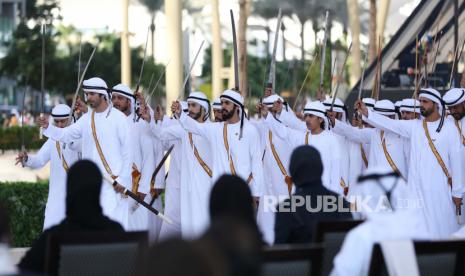 Para Ahli Bahas Seni Menerjemahkan Puisi Arab. Foto: Anggota kelompok pembacaan puisi tradisional Al Azi tampil selama perayaan Hari Nasional UEA ke-50 selama EXPO 2020 Dubai di emirat Teluk Dubai, Uni Emirat Arab, 02 Desember 2021. Hari Nasional UEA pada 02 Desember menandai penyatuan tujuh emirat, Abu Dhabi, Dubai, Sharjah, Fujairah, Ras al-Khaimah, Ajman dan Umm al-Quwain ke Uni Emirat Arab, dan kebebasan dari Protektorat Inggris.