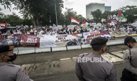 Sejumlah massa dari lembaga kemanusiaan Aqsa Working Group (AWG) membentangkan spanduk dan poster saat aksi Bela Al-Aqsa di depan Kedutaan Besar Amerika, Jakarta, Rabu (20/4/2022). Mereka meminta Amerika bersama negara barat turut serta mengutuk dan memberikan sanksi terhadap tindakan aparat keamanan Israel yang melakukan penyerangan terhadap umat muslim saat beribadah Ramadhan di Masjid Al-Aqsa, Yerusalem Timur. Akhirnya, Israel Larang Warganya Datangi Al Aqsa Hingga Akhir Ramadhan