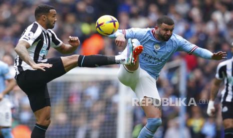 Pemain Manchester City Kyle Walker (kanan) berebut bola dengan pemain Newcastle Callum Wilson pada pertandingan sepak bola Liga Premier Inggris antara Manchester City dan Newcastle, di stadion Etihad di Manchester, Inggris, Sabtu (4/3/2023).