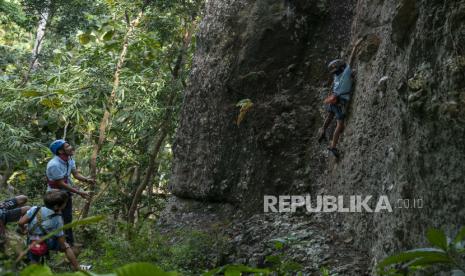 Anak-anak berlatih memanjat di tebing alam Gunung Api Purba Nglanggeran, Patuk, Gunungkidul, DI Yogyakarta, Ahad (5/7/2020). Nusantara Climbing Club (NCC) binaan mantan atlet panjat tebing Indonesia Pelatnas Asian Games 2018, Fitriyani tersebut menggelar latihan memanjat di tebing alam untuk mengasah mental dan kemampuan sekaligus mencari bibit atlet baru sejak dini. 