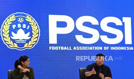 Ketua Umum Persatuan Sepak Bola Seluruh Indonesia (PSSI) Erick Thohir (kanan) didampingi Wakil Ketua Umum Ratu Tisha Destria (kiri) memberikan keterangan pers terkait hasil keputusan bersama Sarasehan Sepak Bola Indonesia di GBK Arena, Jakarta, Ahad (5/3/2023).