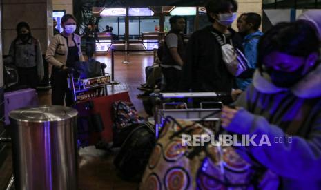 Sejumlah WNI korban Tindak Pidana Perdagangan Orang (TPPO) berjalan menuju bus setibanya dari Filipina di Bandara Internasional Soekarno Hatta, Tangerang, Banten, Jumat (26/5/2023). Karo Penmas Polri Brigjen Pol Ahmad Ramadhan menyebutkan sebanyak 240 WNI korban TPPO dengan sindikat penipuan daring di Filipina mulai dipulangkan secara bertahap mulai Kamis (25/5/2023). 