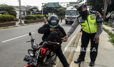 Polisi memeriksa pengendara motor yang berasal dari luar kota di Jalur Pantura, Perbatasan Kabupaten Bekasi dengan Karawang, Kabupaten Bekasi, Jawa Barat (ilustrasi). Satlantas Polres Metro Bekasi menyiapkan setidaknya 13 pos pengamanan atau pospam selama periode mudik Lebaran 1443 Hijriah/2022 Masehi di wilayah hukum Kabupaten Bekasi.