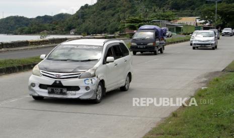 Pemudik yang mengenderai mobil 