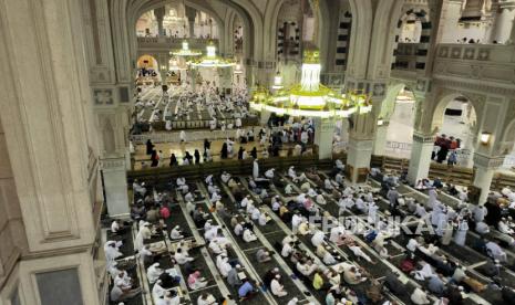 Jamaah bersiap melaksanakan sholat Isya di Masjidil Haram, Sabtu (3/6/2023) 