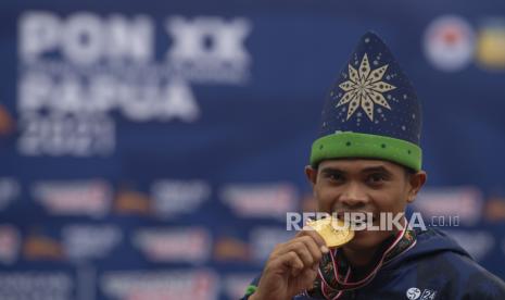 Pelari Sumatera Selatan Rio Maholtra berpose dengan medalinya usai menang dalam final nomor lari 110 meter gawang putra cabang atletik PON Papua di Stadion Atletik Mimika Sport Center, Kabupaten Mimika, Papua, Selasa (5/10/2021). Rio meraih medali emas, sementara pelari Riau Hirzan Rahmadon meraih medali perak dan pelari Jawa Timur Ghanes Bagus Pandega meraih medali perunggu. 