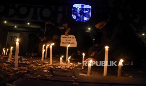 Sejumlah suporter Persib Bandung atau bobotoh melakukan aksi solidaritas bela sungkawa di depan Graha Persib, Jalan Sulanjana, Kota Bandung, Ahad (19/6/2022). Polisi memeriksa petugas GBLA untuk menyelidiki penyebab tewasnya dua suporter.