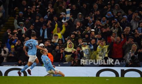 Striker Manchester City Erling Haaland (kanan) berselebrasi usai mencetak gol ketiga timnya ke gawang Bayern Muenchen di leg pertama perempat final UEFA Liga Champions di Manchester, Inggris, 11 April 2023. Man City unggul 3-0 di laga itu.