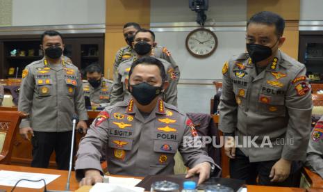 Kapolri Jenderal Listyo Sigit Prabowo bersiap mengikuti rapat kerja dengan Komisi III DPR di Kompleks Parlemen, Senayan, Jakarta, Rabu (24/8/2022). Rapat tersebut membahas terkait kasus dugaan pembunuhan berencana terhadap Brigadir Nofriansyah Yosua Hutabarat atau Brigadir J di rumah dinas mantan kepala Divisi Profesi dan Pengamanan Polri Irjen Ferdy Sambo.