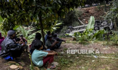 Warga menyaksikan kondisi bangkai bus pariwisata PO Sri Padma Kencana pascakecelakaan di kawasan Tanjakan Cae, Jalan Raya Wado-Malangbong, Kabupaten Sumedang, Kamis (11/3). Kecelakaan tunggal bus pariwisata PO Sri Padma Kencana dengan no pol T 7591 TB yang membawa rombongan peziarah dari sebuah sekolah tersebut mengakibatkan 27 penumpang bus meninggal dunia dan 39 penumpang selamat. Foto: Republika/Abdan Syakura