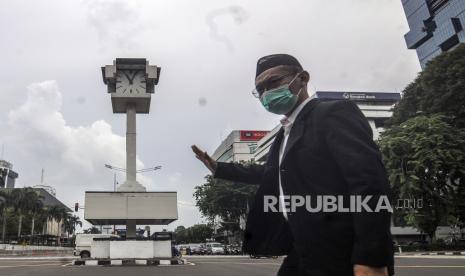 Pejalan kaki menyeberangi jalan di dekat Tugu Jam Thamrin di Jalan MH Thamrin, Jakarta Pusat (ilustrasi).