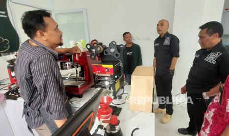 Ketua DPRD Kabupaten Semarang, Bondan Marutohening (tengah), bersama unsur pimpinan wakil rakyat lainnya saat meninjau ruang pamer hasil produksi UMKM Center Kabupaten Semarang di gedung Pusat Layanan Usaha Terpadu Koperasi dan Usaha Mikro Kecil Menengah (PLUD KUMKM), Tuntang, Kabupaten Semarang, Rabu (8/2).