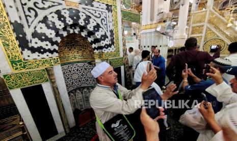 Umat muslim mengambil gambar di Raudhah,Masjid Nabawi, Madinah, Arab Saudi, Kamis (4/5/2023). Raudhah dan makam Nabi Muhammad SAW yang berada di kawasan Masjid Nabawi tersebut menjadi salah satu tujuan umat Islam saat berkunjung ke Kota Madinah. Tempat tersebut menjadi area favorit para jamaah untuk melakukan amalan ibadah kepada Allah SWT yang diyakini menjadi tempat mustajab berdoa. Saat ini untuk masuk ke Raudhah diperlukan tasreh (izin masuk) yang dapat dapat diajukan secara mandiri melalui platform Nusuk, sebuah aplikasi yang disediakan Kerajaan Arab Saudi.  