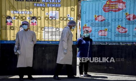 Petugas kesehatan beraktivitas saat pelaksanaan Uji Klinis Vaksin Covid-19 di Puskesmas Garuda, Jalan Dadali, Kota Bandung, Selasa (25/8). Gubernur Jawa Barat Ridwan Kamil menjalani rangkaian awal Uji Klinis Vaksin Covid-19, yakni pemeriksaan kesehatan dan uji usap (swab test) sebelum menjalani penyuntikan vaksin Covid-19. Foto: Abdan Syakura/Republika