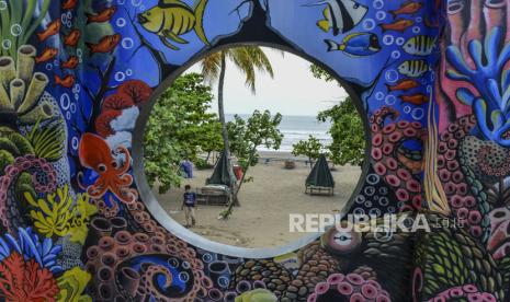 Suasana pantai terlihat di skywalk yang dilukis beragam biota laut Pantai Barat, Kabupaten Pangadaran, Jawa Barat, Kamis (15/10/2020). Pemerintah akan segera menyalurkan dana hibah pariwisata sebesar Rp.3,3 triliun yang ditujukan kepada pelaku usaha pariwisata dan pemerintah daerah, untuk memulihkan ekonomi di sektor pariwisata akibat pandemi COVID-19 dan telah menjadi program besar pemerintah di tahun 2021. 