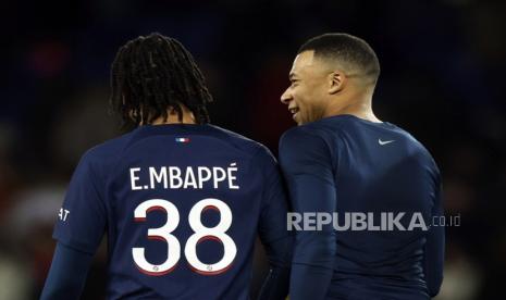 Bintang Paris Saint Germain Kylian Mbappe (kanan). 