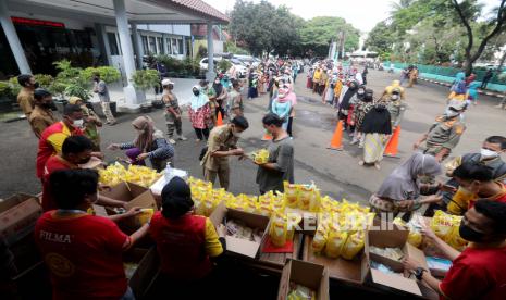  Warga mengantre minyak goreng selama operasi pasar pemerintah untuk menekan kenaikan harga minyak goreng di Pamulang, Tanggerang, Banten, 11 Januari 2022. Menurut Badan Pusat Statistik (BPS) indeks harga konsumen naik menjadi 1,87 persen tahun ini. -on-year pada Desember 2021. Sementara itu, Bank Indonesia (BI), memproyeksikan pertumbuhan ekonomi nasional pada 2022 pada kisaran 4,7-5,5 persen naik dari 3,2-4,0 persen pada 2021.