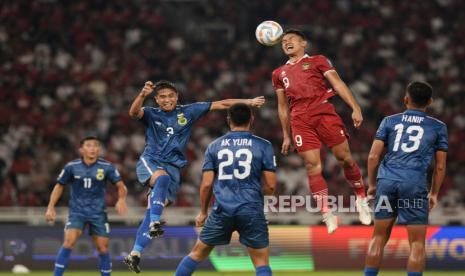 Pemain timnas Indonesia Muhammad Dimas Drajad menyundul bola saat bertanding melawan timnas Brunei Darussalam pada laga Kualifikasi Piala Dunia 2026 zona Asia di Stadion Utama Gelora Bung Karno (SUGBK), Jakarta, Kamis (12/10/2023). Timnas Indoneaia berhasil menang melawan timnas Brunei Darussalam dengan skor 6-0 yang dihasilkan oleh gol hatrick  Dimas Drajad, dua gol oleh Ramadhan Sananta dan satu gol dari Rizky Ridho.