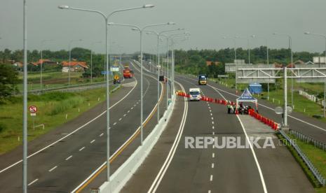 Petugas kepolisian melakukan penjagaan saat penyekatan di tol Pejagan-Pemalang di pintu keluar Pejagan, Brebes, Jawa Tengah, Rabu (13/5/2020). 