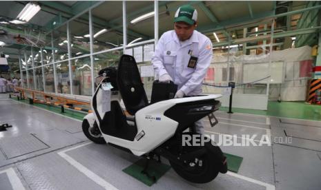 The technician checks the electric motor.