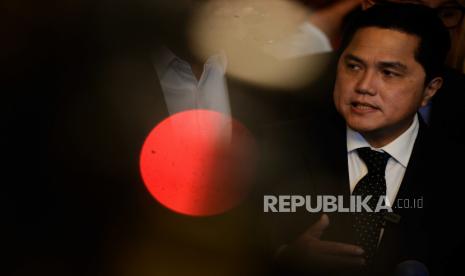 Ketua Umum PSSI Terpilih Erick Thohir menyampaikan keterangan kepada wartawan disela Kongres Luar Biasa PSSI di Jakarta, Kamis (16/2/2023). Erick Thohir terpilih sebagai Ketua Umum PSSI 2023-2027 dalam Kongres Luar Biasa PSSI. Pada kongres tersebut Erick Thohir mendapatkan 64 suara atau unggul jauh dari La Nyalla Mattalitti yg mendapatkan 24 suara.