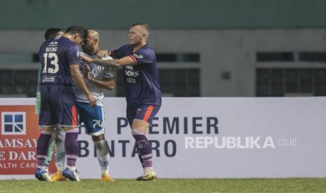 Pesepak bola Persita Tangerang Agung Prasetyo (kiri) beradu kepala dengan pesepak bola Persib Bandung Mohammed B. A. Rashid (kedua kanan) dalam lanjutan Liga 1 2021-2022 di Stadion WIbawa Mukti, Cikarang, Kabupaten Bekasi, Jawa Barat, Sabtu (11/9/2021). 