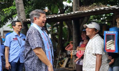 Anggota Dewan Pengarah Tim Kampanye Nasional (TKN) Prabowo-Girban, Hashim Djojohadikusumo, saat menghadiri Syukuran dan Aksi Sosial di Pasar Minggu, Jakarta Selatan, Jumat (5/1/2024). 