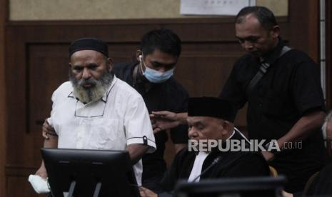 Terdakwa Gubernur nonaktif Papua Lukas Enembe (kiri) bersiap menjalani sidang lanjutan di Pengadilan Tipikor, Jakarta, Rabu (9/8/2023). Sidang tersebut beragendakan mendengarkan keterangan enam orang saksi yang dihadirkan Jaksa Penuntut Umum (JPU) dalam kasus perkara dugaan suap dan gratifikasi yang menjerat Lukas Enembe.