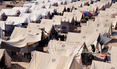 Tenda untuk warga Palestina yang mencari perlindungan didirikan di halaman pusat Badan Bantuan dan Pekerjaan PBB untuk Pengungsi Palestina (UNRWA) di Khan Yunis di Jalur Gaza selatan pada Kamis (19/10/2023).