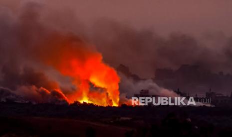 Peluru Israel menyerang bagian utara Jalur Gaza saat matahari terbenam, 29 Oktober 2023.