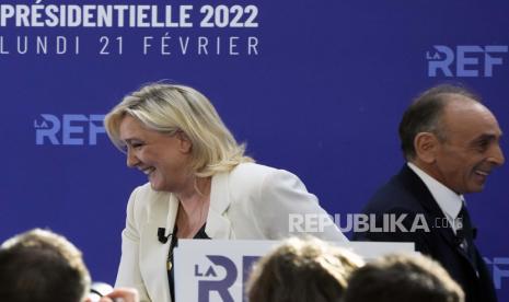 Pasangan calon presiden sayap kanan Prancis Marine Le Pen, kiri, dan Eric Zemmour berbagi senyum sebelum menyampaikan pidato selama pertemuan politik dengan asosiasi Pengusaha Prancis (MEDEF) di kampus startup Station F, di Paris, Prancis, Senin , 21 Februari 2022. Sering Buat Pernyataan Anti-Muslim, Kandidat Sayap Kanan Prancis Berbalik Minta Dukungan