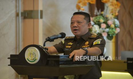 Jampidsus Febrie Adriansyah memberikan keterangan pers terkait Penyampaian Hasil Perhitungan Kerugian Negara (PKN) dalam Penyidikan Perkara Timah di Kejaksaan Agung, Jakarta, Rabu (29/5/2024).