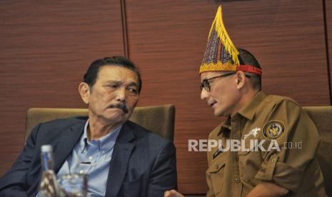 Menko Marves Luhut Binsar Pandjaitan berbincang dengan Menteri Pariwisata dan Ekonomi Kreatif/Badan Pariwisata dan Ekonomi Kreatif Sandiaga Uno.