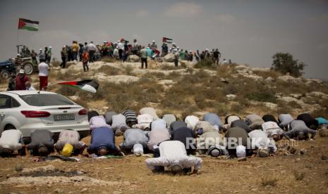 Kolumnis AS: Mengutuk Israel tak akan Bantu Rakyat Palestina. Warga Palestina berdoa selama protes terhadap permukiman Yahudi, di desa Tepi Barat Biddya, Senin, 6 Juli 2020.