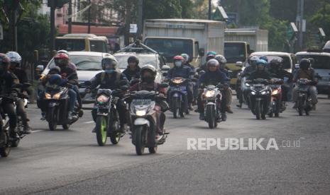 Sejumlah pemudik bersepeda motor melintas di jalur pantura, Pekalongan, Jawa Tengah, Jumat (29/4/2022). Pada H-3 Lebaran, pemudik di jalur Pantura Pekalongan terpantau padat dan lancar dengan dominasi sepeda motor bernomor polisi B. 