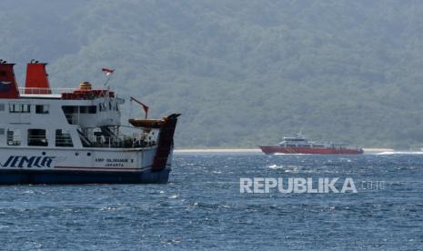 KN SAR Permadi melakukan pencarian korban KMP Yunicee yang tenggelam di Selat Bali terlihat dari pelabuhan ketapang, Banyuwangi, Jawa Timur, Kamis (1/7/2021).  Memasuki hari ke-3 pencarian, tim SAR gabungan fokus pada 11 korban yang belum ditemukan. 