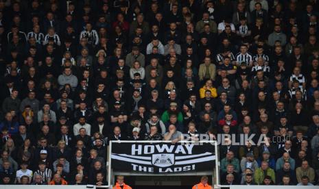  Pendukung Newcastle saat pertandingan sepak bola Liga Inggris antara Newcastle United dan Manchester United di Newcastle, Inggris, (02/04/2023).