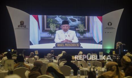 Wapres: Turots Ulama Indonesia Jadi Identitas Keislaman Bangsa. Foto: Wakil Presiden KH Maruf Amin memberikan sambutan secara virtual pada acara Pekan Memorial Syekh Nawawi di Hotel Sultan, Jakarta, Selasa (8/2/2022). Pada acara tersebut PBNU meresmikan nama jalan Syekh Nawawi Banten yang berlokasi di Kampung Kebantenan, Cilincing, Jakarta Utara serta meluncurkan buku kompilasi 11 buah kitab karya ulama Nusantara dari abad 17-20 masehi dan mengadakan pameran Sejarah Peradaban dan Turats Ulama Nusantara. Republika/Putra M. Akbar