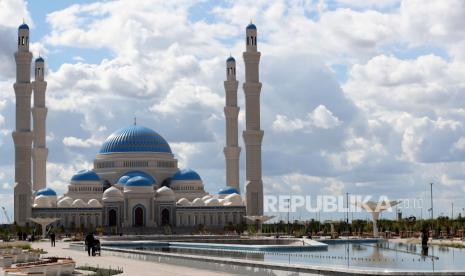 Presiden Kazakhstan dan Imam Besar Al Azhar Tinjau Kerja Sama Promosi Islam. Foto:  Masjid kota baru di Nur-Sultan (sebelumnya dikenal sebagai Astana), Kazakhstan, 13 September 2022. Paus Fransiskus akan mengunjungi Ibu Kota Kazakhstan dari 13 hingga 15 September. Paus direncanakan bertemu dengan Presiden Tokayev dan mengadakan pertemuan dengan peserta Kongres VII Pemimpin Dunia dan Agama Tradisional.