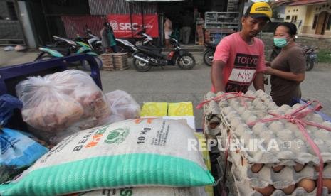 Pengumpulkan sembako untuk dibagikan kepada warga terdampak dari diberlakukannya Pemberlakuan Pembatasan Kegiatan Masyarakat (PPKM) Darurat. 