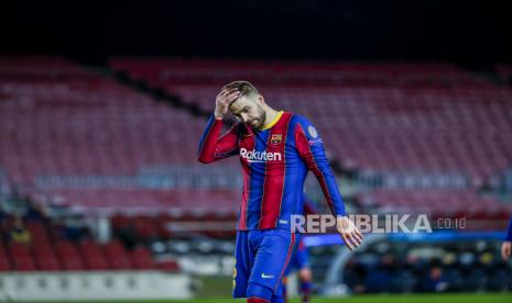 Gerard Pique dari Barcelona bereaksi selama babak 16 besar Liga Champions, pertandingan sepak bola leg pertama antara FC Barcelona dan Paris Saint-Germain di stadion Camp Nou di Barcelona, ??Spanyol, Selasa, 16 Februari 2021. 