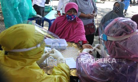 Petugas medis melakukan tes cepat atau rapid test (ilustrasi)