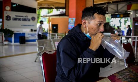 Penumpang saat menjalani tes Genose C-19 di Terminal Kampung Rambutan, Jakarta, Selasa (18/5). Terminal Kampung Rambutan memberlakukan peraturan tes Covid-19 secara acak kepada penumpang yang berasal dari luar kota sebagai langkah antisipasi penyebaran virus Covid-19 di masa arus balik Lebaran 2021. Republika/Putra M. Akbar