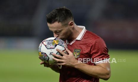 Pemain timnas Indonesia Marc Klok mencium bola sebelum melakukan sepak pojok saat pertandingan melawan Palestina dalam laga FIFA Matchday di Stadion Gelora Bung Tomo, Surabaya, Rabu (14/6/2023). Pertandingan berakhir imbang dengan skor 0-0.