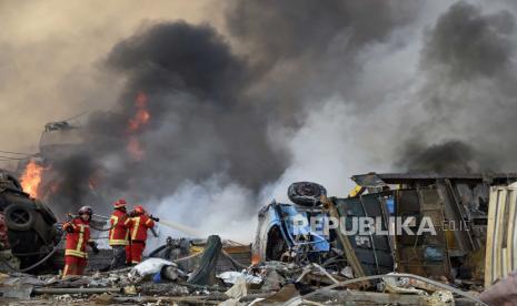 Khamenei menyampaikan pesan simpatinya untuk penduduka Beirut.. Foto: Pemadam kebakaran berusaha memadamkan api setelah terjadinya ledakan besar di Pelabuhan Beirut, Lebanon, Selasa (4/8). EPA-EFE/WAEL HAMZEH