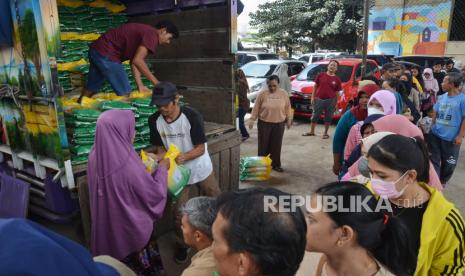 Warga antre membeli beras di operasi pasar beras Medium SPHP Bulog di Taman Film, Tamansari, Kota Bandung, Jawa Barat, Senin (19/2/2024).